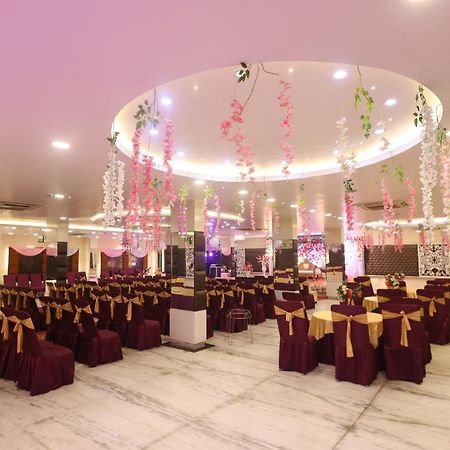 Hotel The Leaf - Gomti Nagar Лакхнау Экстерьер фото