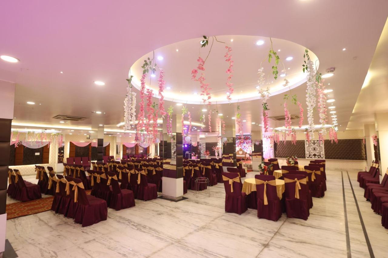 Hotel The Leaf - Gomti Nagar Лакхнау Экстерьер фото