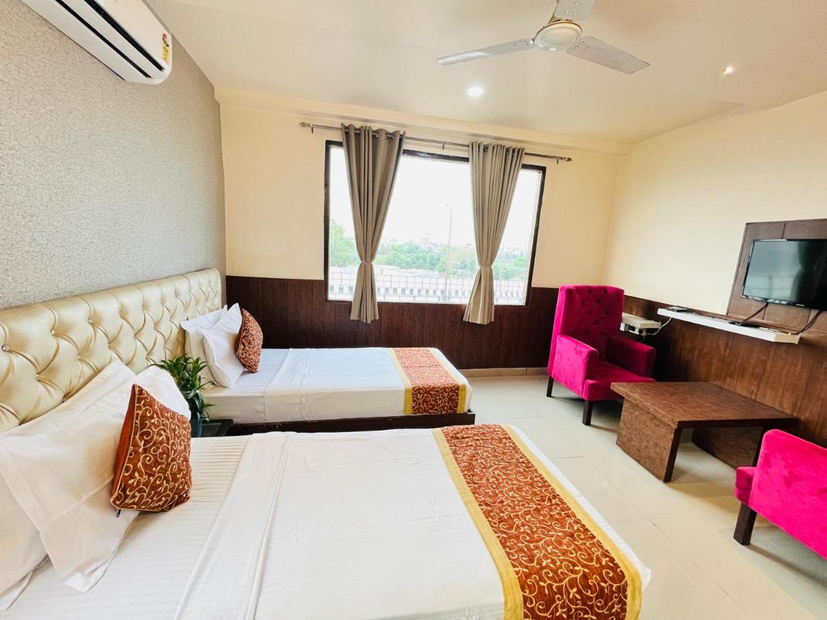 Hotel The Leaf - Gomti Nagar Лакхнау Экстерьер фото