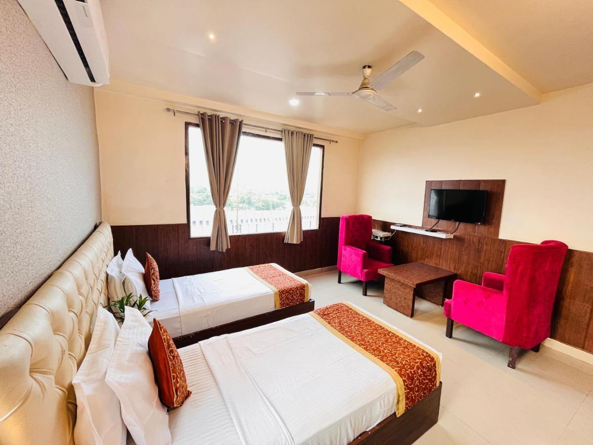 Hotel The Leaf - Gomti Nagar Лакхнау Экстерьер фото