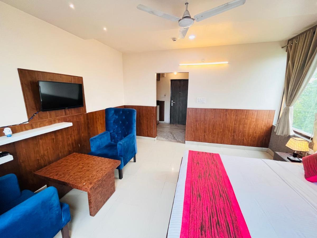 Hotel The Leaf - Gomti Nagar Лакхнау Экстерьер фото