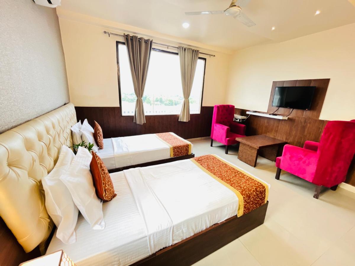 Hotel The Leaf - Gomti Nagar Лакхнау Экстерьер фото