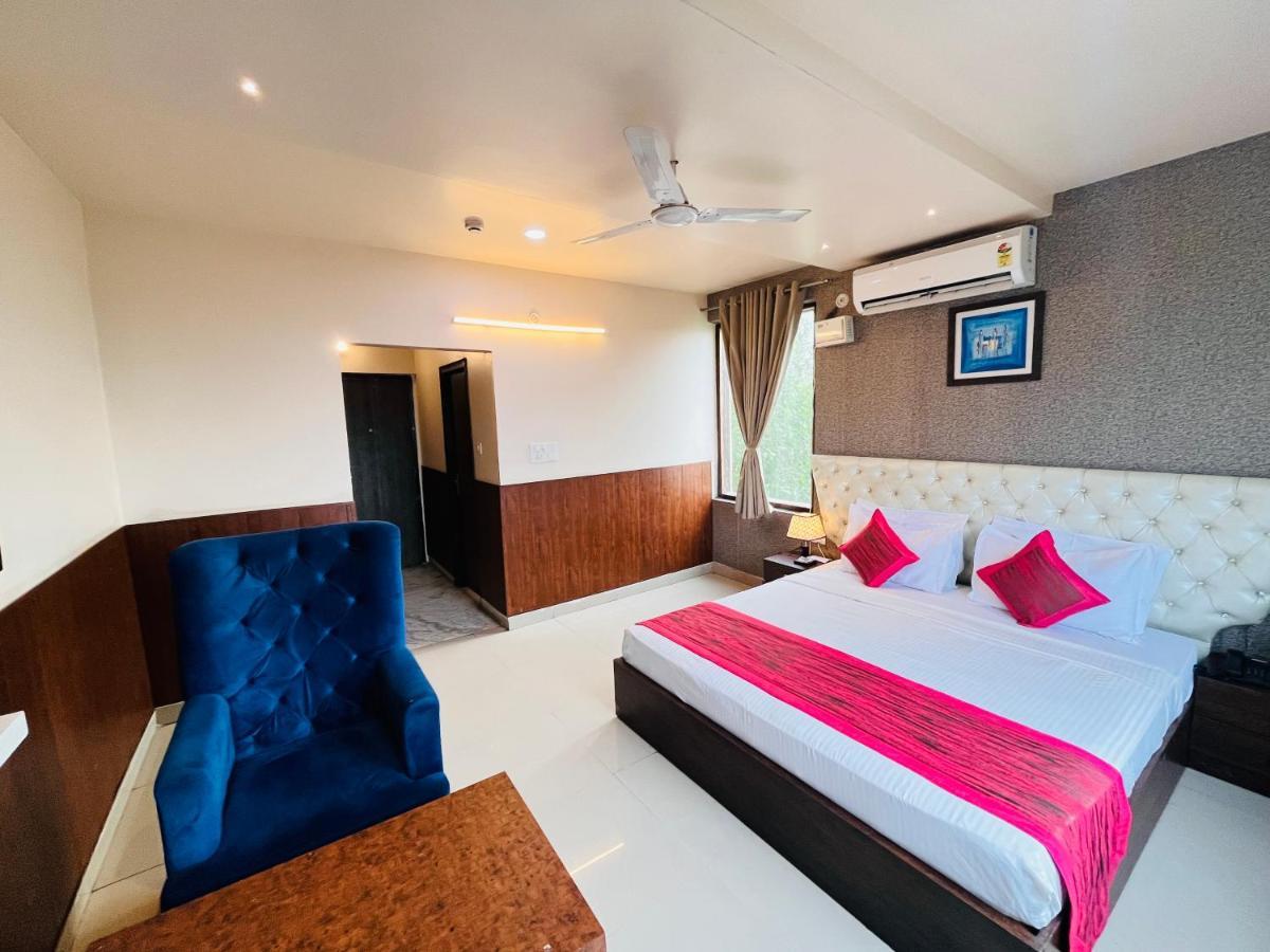 Hotel The Leaf - Gomti Nagar Лакхнау Экстерьер фото